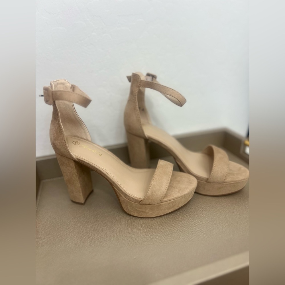 Tan suede block heel - Picture 2 of 7